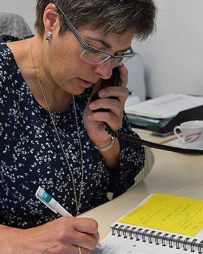 Pfarrsekretärin Anja Ruffer bei einem Telefonat